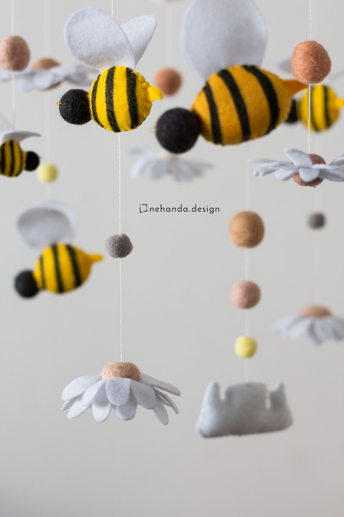 Baby Nursery Mobile - Daisy Bees V1.0